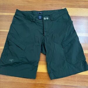 Men’s Arc’tertx Shorts 36, dark green